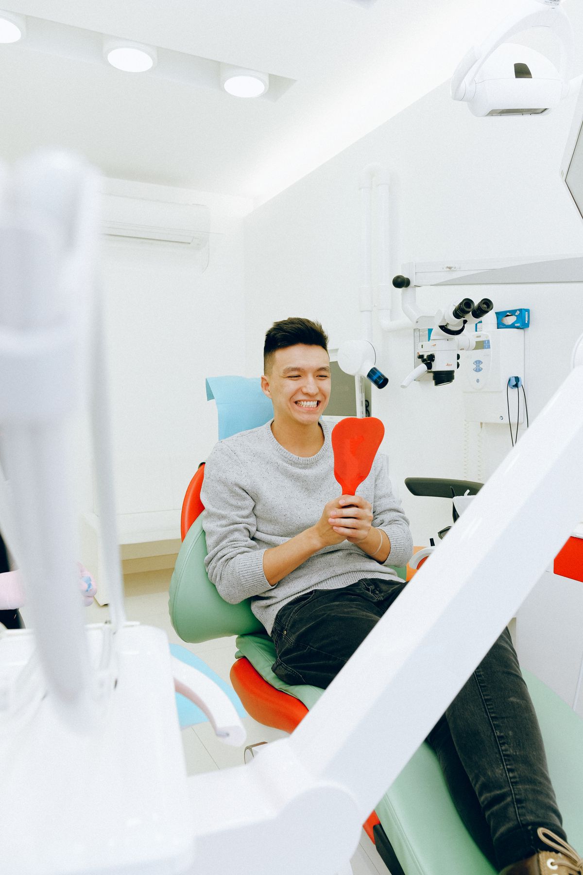 Paciente sorrindo após atendimento odontológico